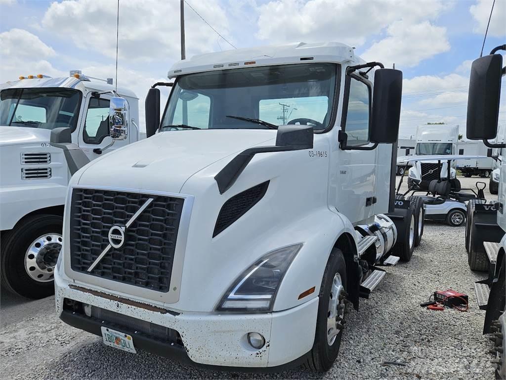 Volvo VNL64T300 Conventional Trucks / Tractor Trucks