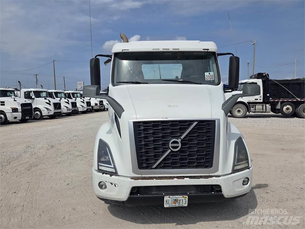 Volvo VNL64T300 Conventional Trucks / Tractor Trucks