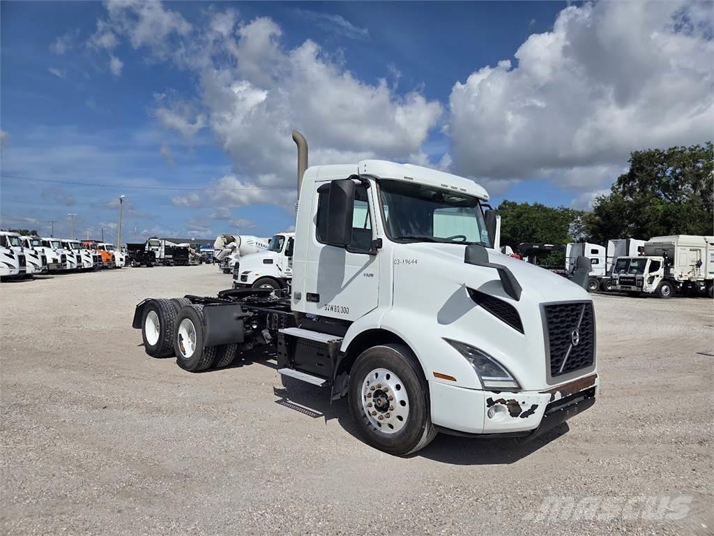 Volvo VNL64T300 Conventional Trucks / Tractor Trucks