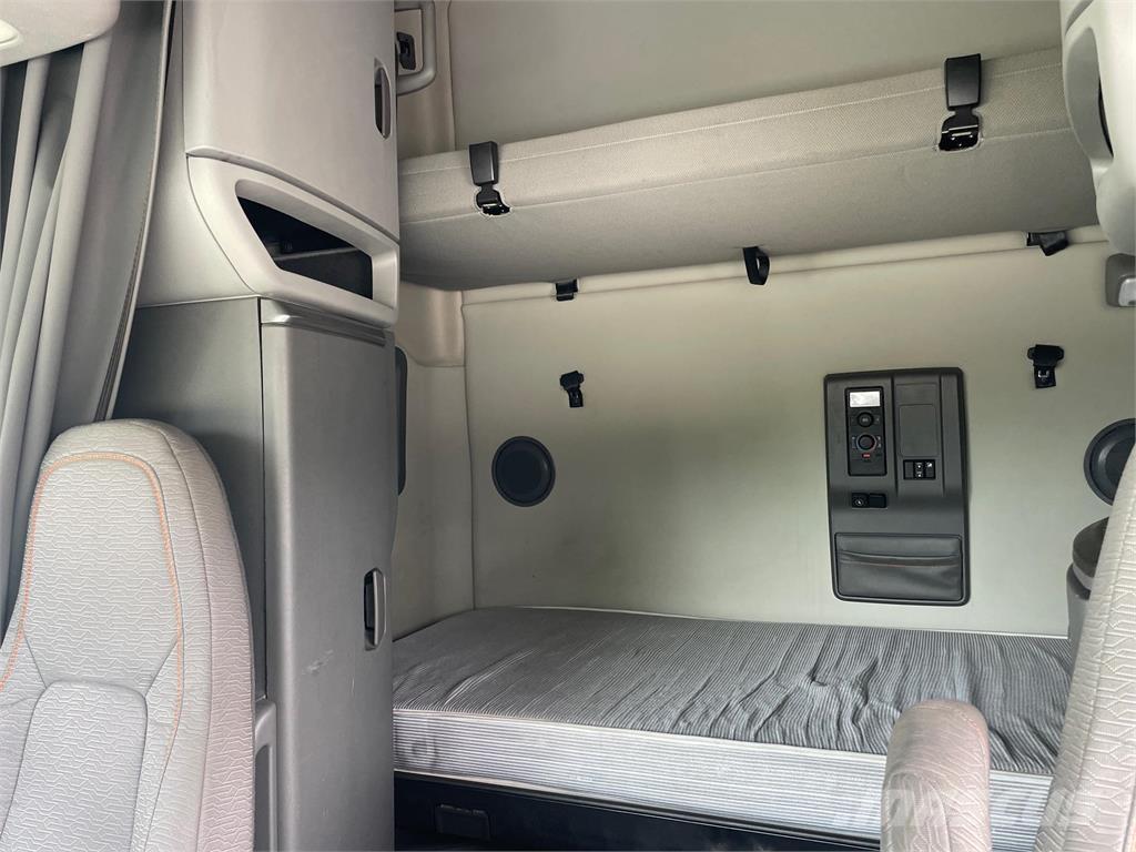 Volvo VNL64T760 Conventional Trucks / Tractor Trucks