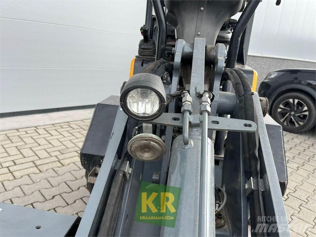 GiANT D332 Front Loaders