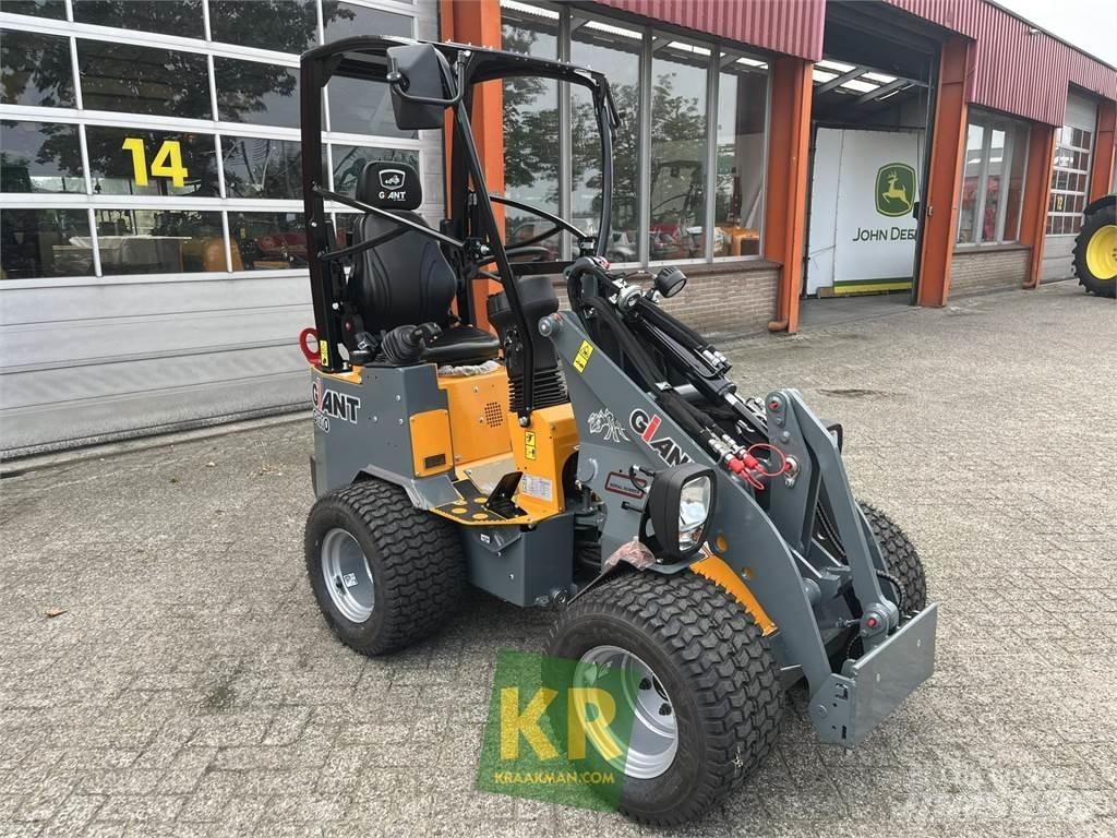 GiANT G1200 Front Loaders