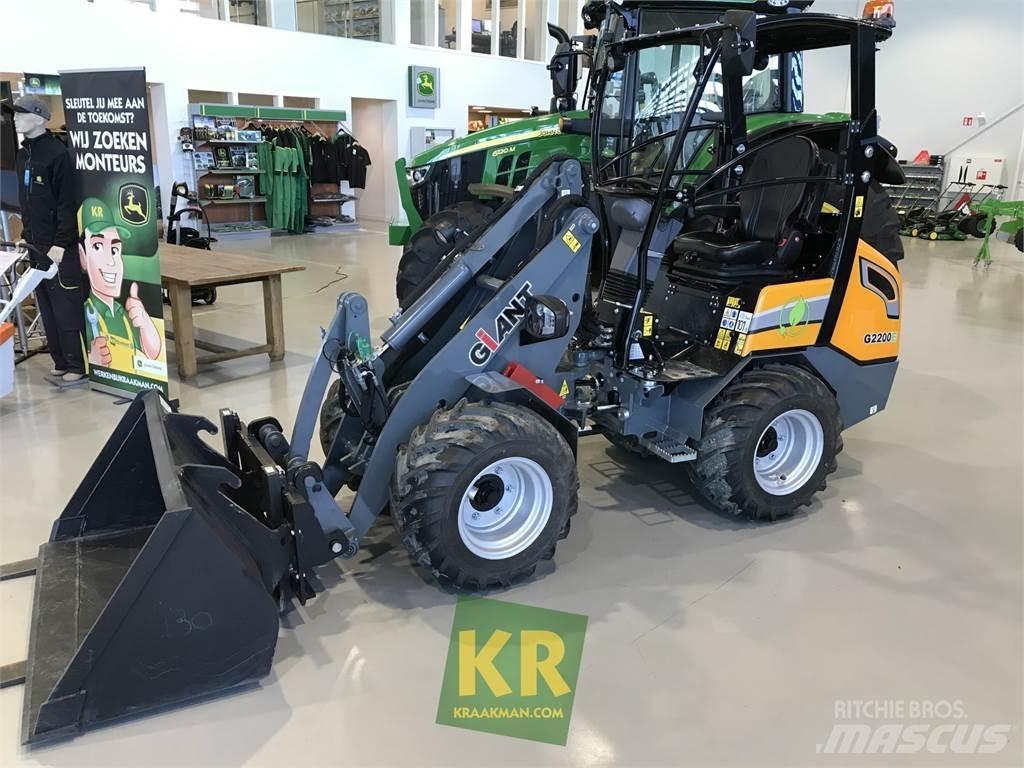 GiANT G2200E Front Loaders