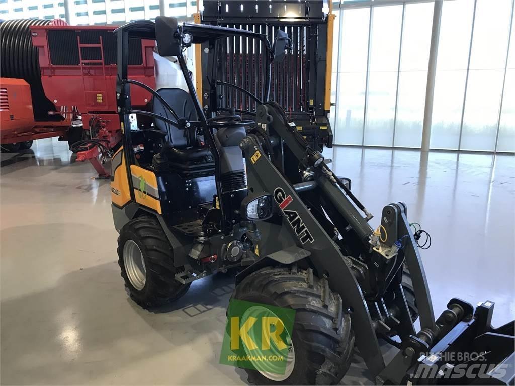 GiANT G2200E Front Loaders