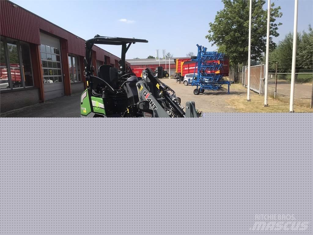 GiANT G2200E Front Loaders