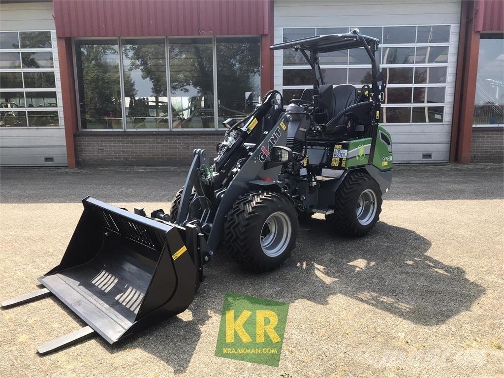 GiANT G2200E Front Loaders