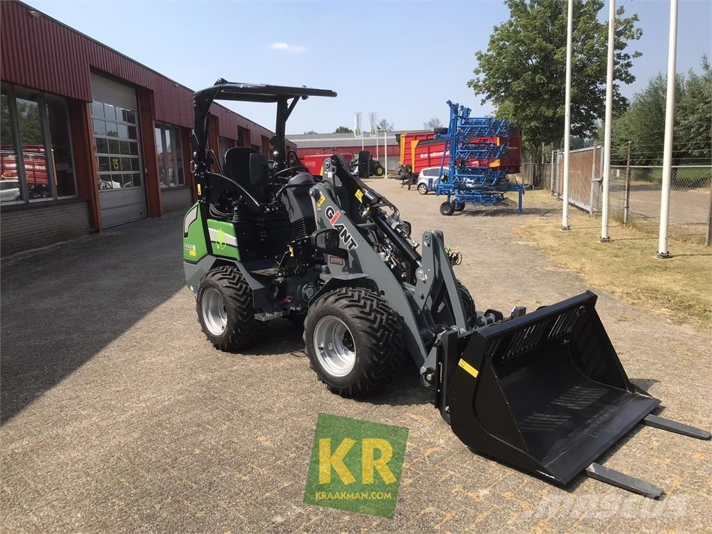 GiANT G2200E Front Loaders