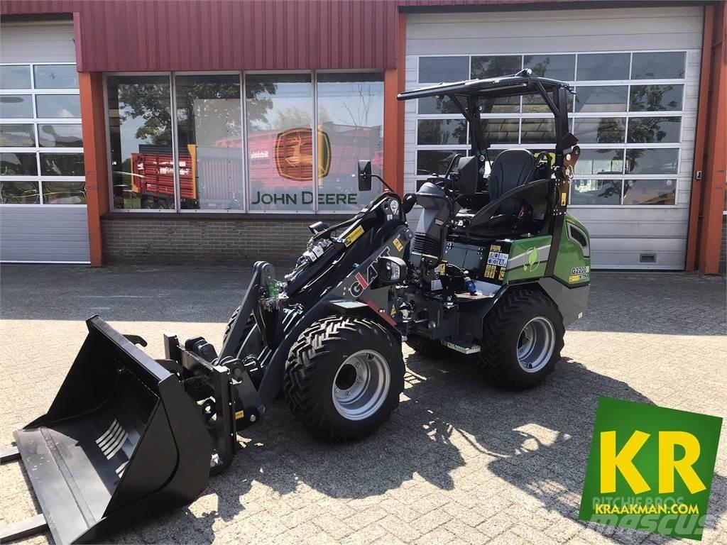 GiANT G2200E Front Loaders