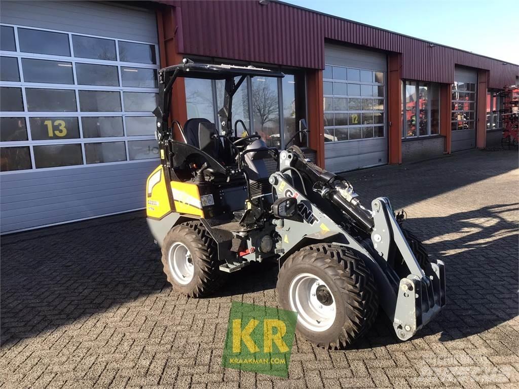 GiANT G2200E Front Loaders