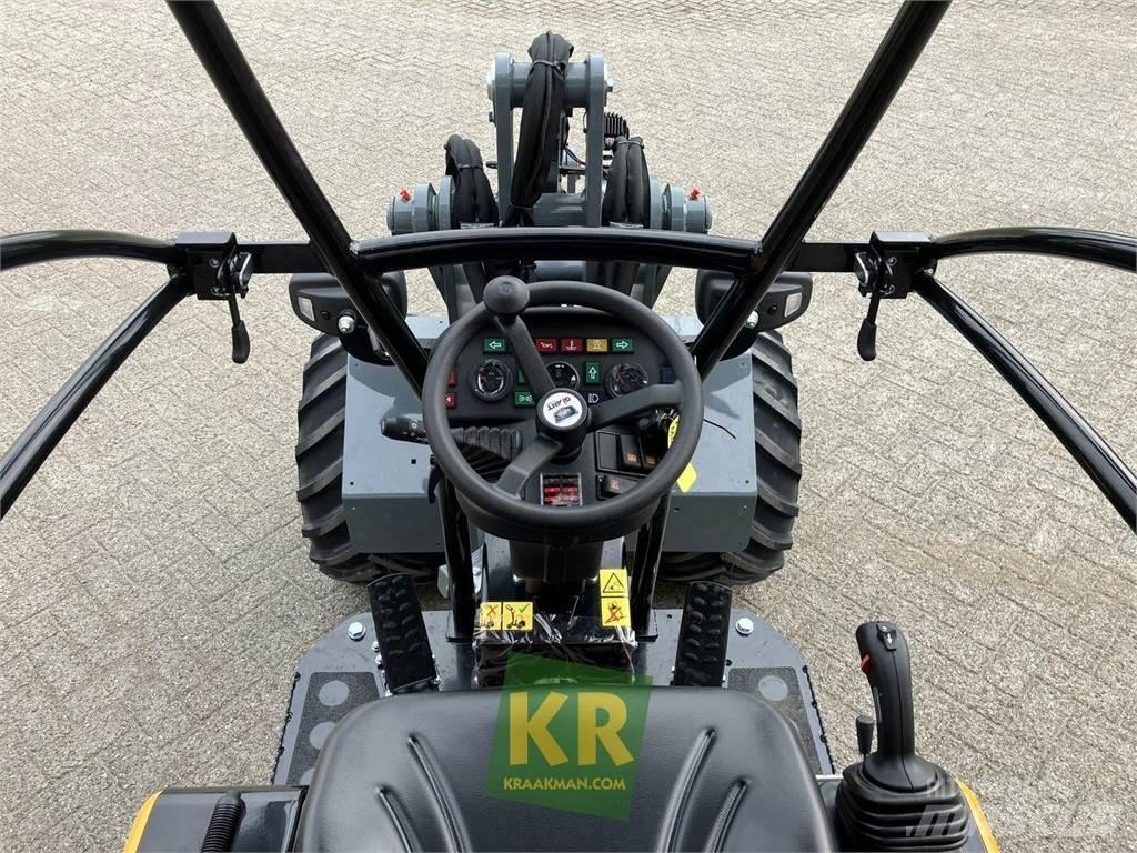 GiANT G2300 Front Loaders