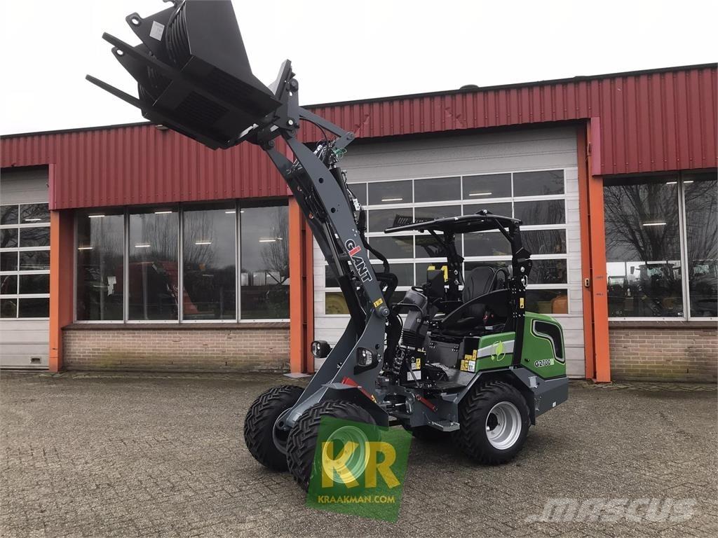 GiANT G2700E Front Loaders