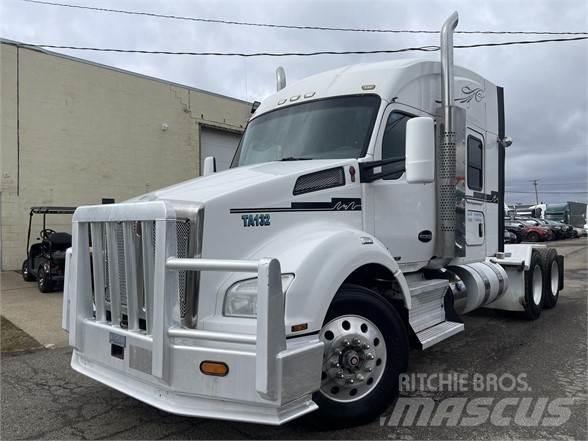 Kenworth T880 Conventional Trucks / Tractor Trucks