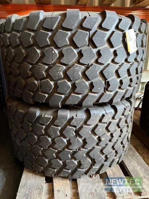  KR445/45R19.5 Tires, wheels and rims