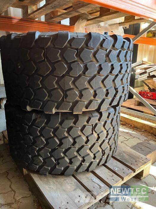  KR445/45R19.5 Tires, wheels and rims