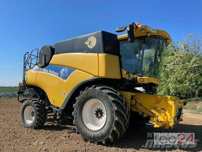 New Holland CR 9070 Combine Harvesters