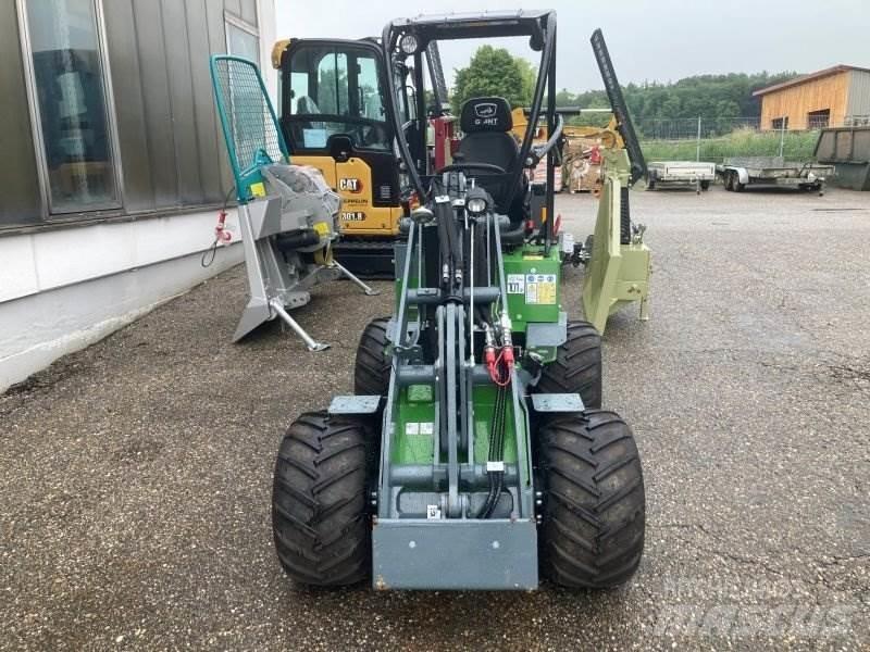 GiANT G1200 Skid Steer Loaders