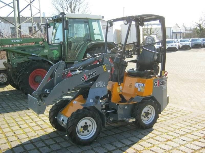 GiANT G1200 Skid Steer Loaders