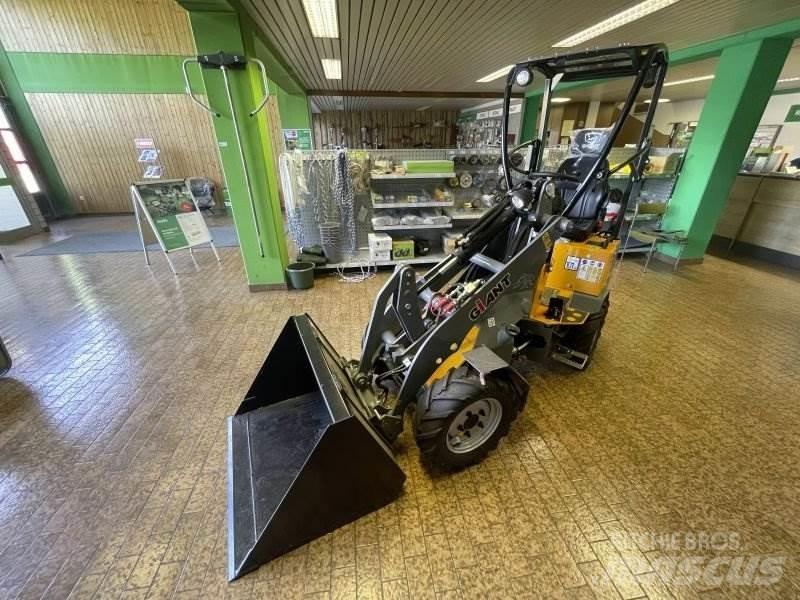 GiANT G1200 Skid Steer Loaders