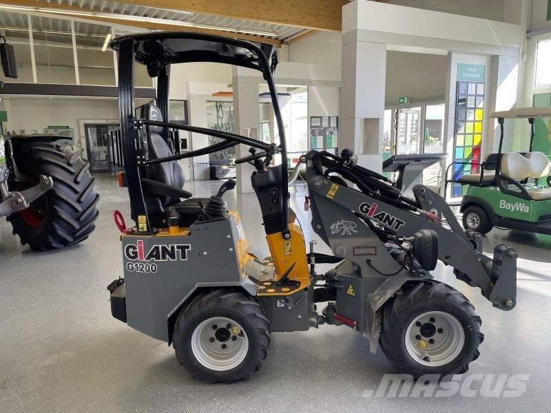 GiANT G1200 Skid Steer Loaders
