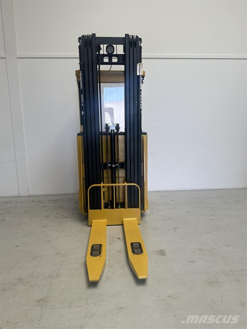 Yale MS15S Self Propelled Stackers