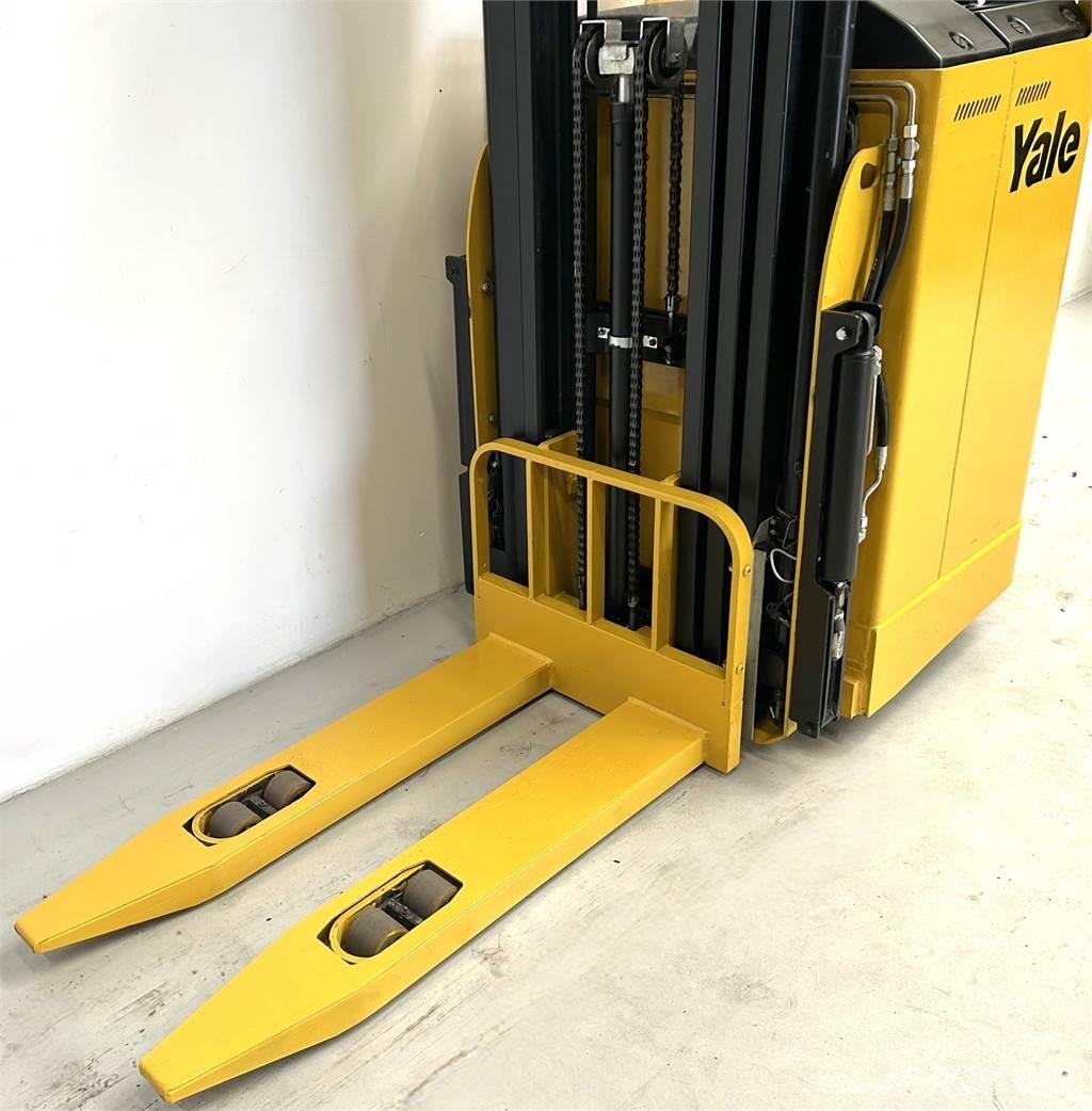 Yale SMS12S Self Propelled Stackers