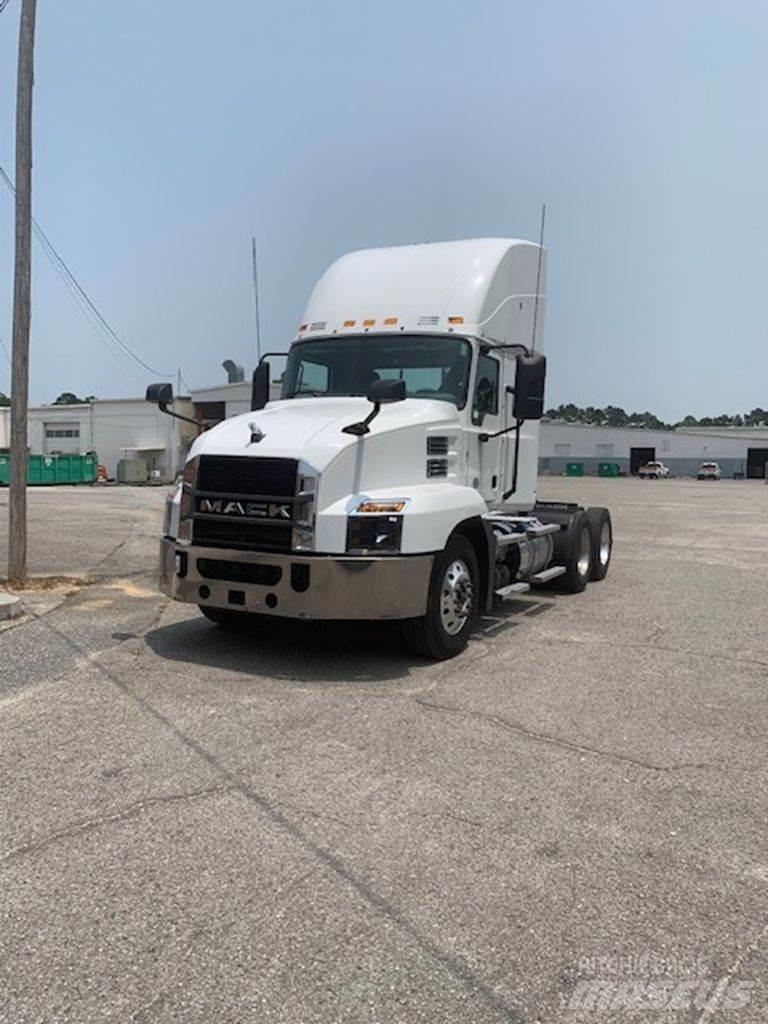 Mack CXU613 Conventional Trucks / Tractor Trucks