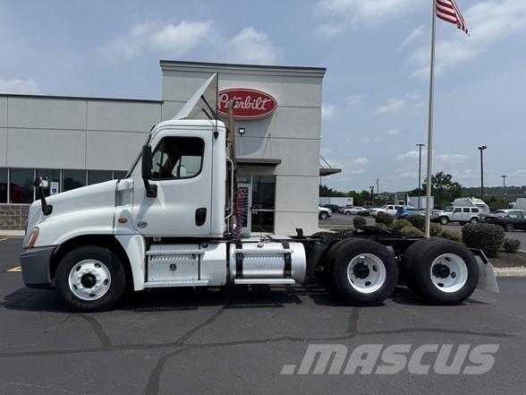 Freightliner CASCADIA 113 Conventional Trucks / Tractor Trucks