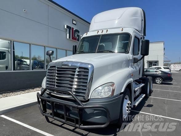 Freightliner CASCADIA 126 Conventional Trucks / Tractor Trucks