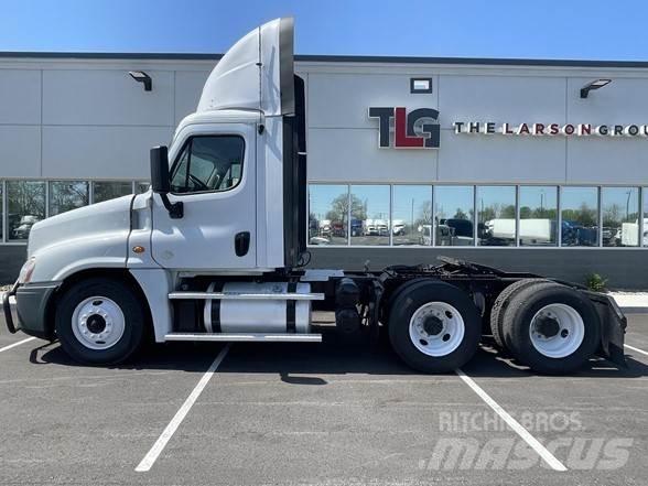 Freightliner CASCADIA 126 Conventional Trucks / Tractor Trucks