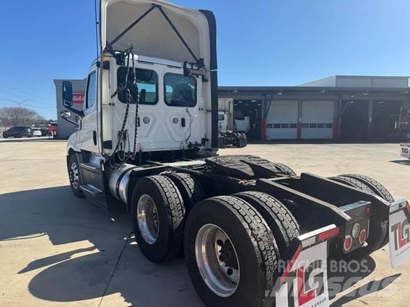 Freightliner CASCADIA 126 Conventional Trucks / Tractor Trucks