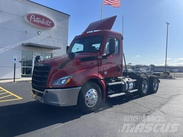 Freightliner CASCADIA 126 Conventional Trucks / Tractor Trucks