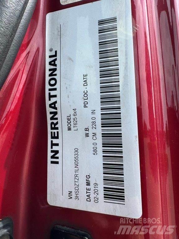 International LT Conventional Trucks / Tractor Trucks