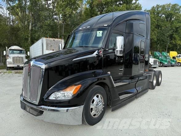 Kenworth T680 Conventional Trucks / Tractor Trucks