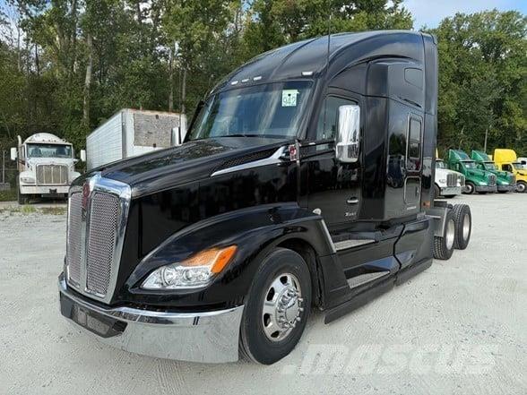 Kenworth T680 Conventional Trucks / Tractor Trucks