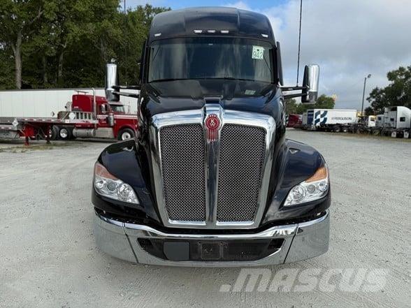 Kenworth T680 Conventional Trucks / Tractor Trucks