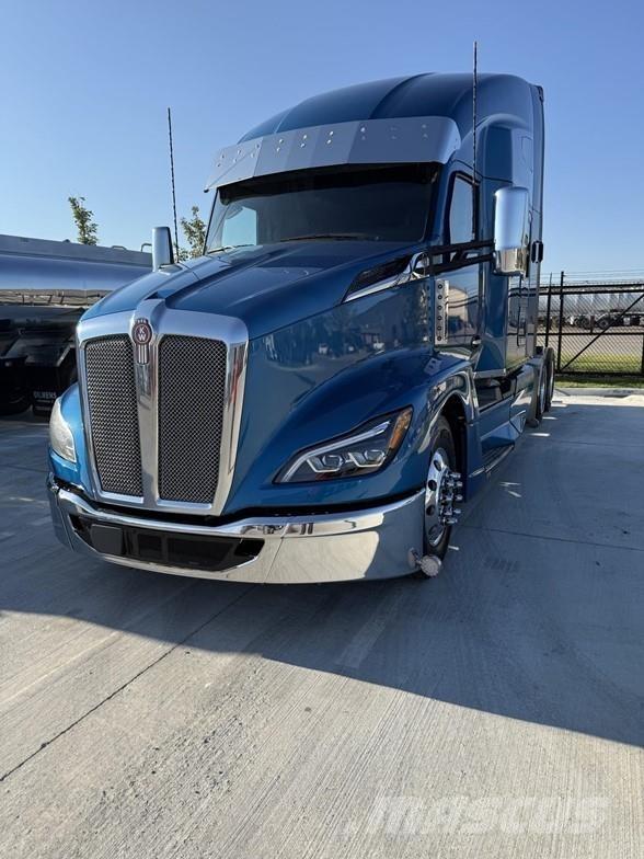 Kenworth T680 Conventional Trucks / Tractor Trucks