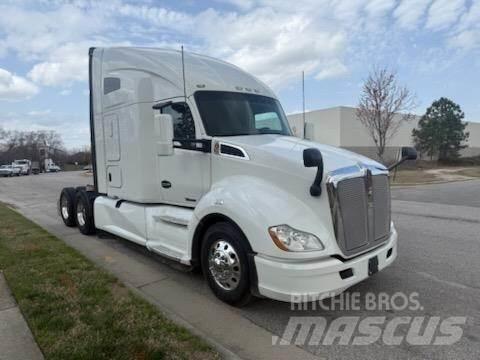Kenworth T680 Conventional Trucks / Tractor Trucks