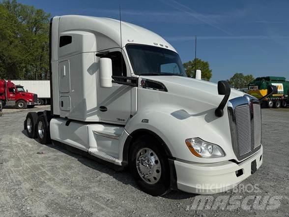 Kenworth T680 Conventional Trucks / Tractor Trucks