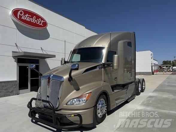 Kenworth T680 Conventional Trucks / Tractor Trucks