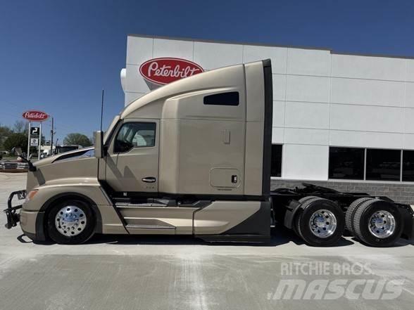 Kenworth T680 Conventional Trucks / Tractor Trucks