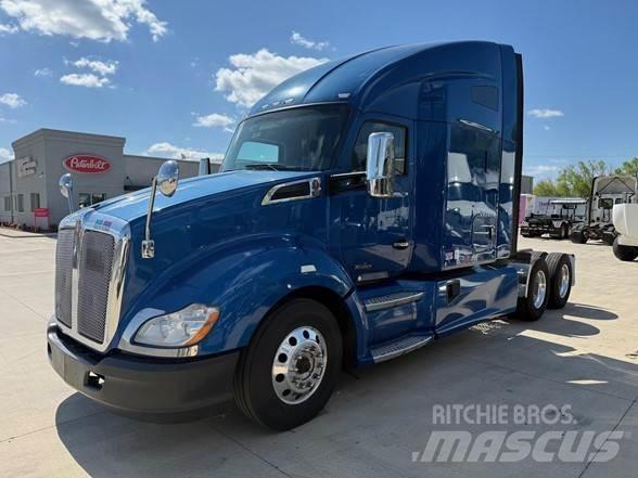 Kenworth T680 Conventional Trucks / Tractor Trucks