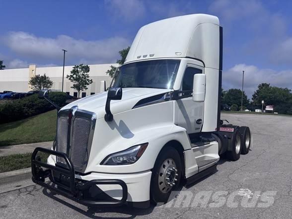 Kenworth T680 Conventional Trucks / Tractor Trucks