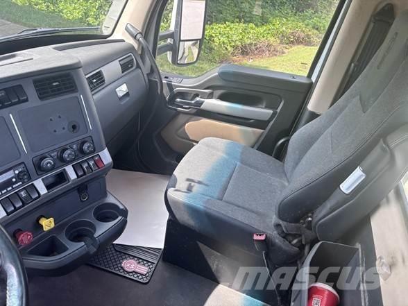 Kenworth T680 Conventional Trucks / Tractor Trucks