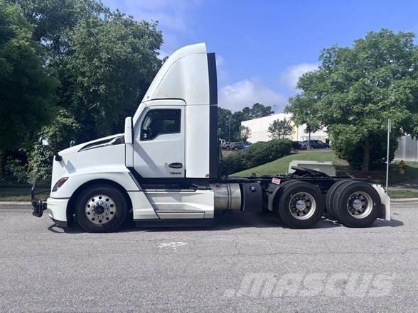 Kenworth T680 Conventional Trucks / Tractor Trucks