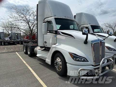 Kenworth T680 Conventional Trucks / Tractor Trucks