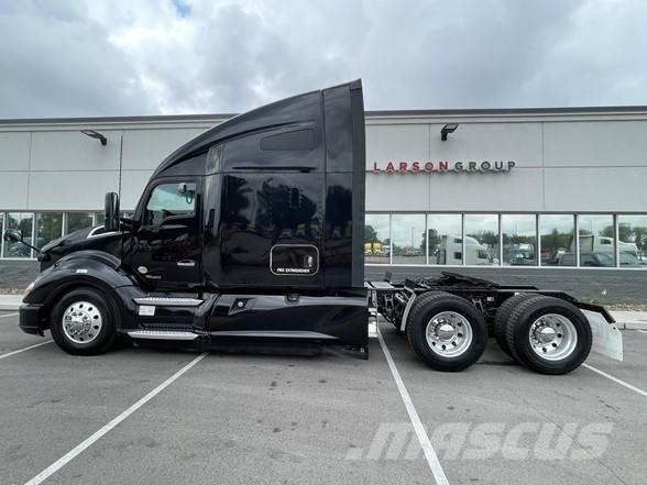Kenworth T680 Conventional Trucks / Tractor Trucks