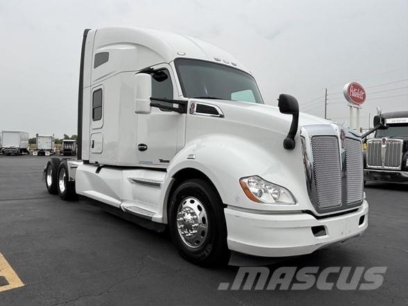 Kenworth T680 Conventional Trucks / Tractor Trucks