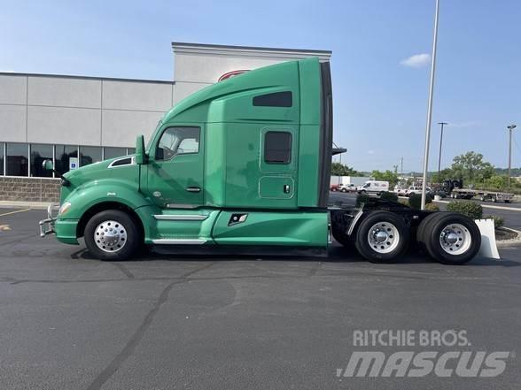 Kenworth T680 Conventional Trucks / Tractor Trucks
