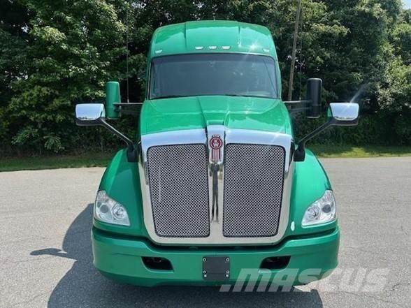 Kenworth T680 Conventional Trucks / Tractor Trucks