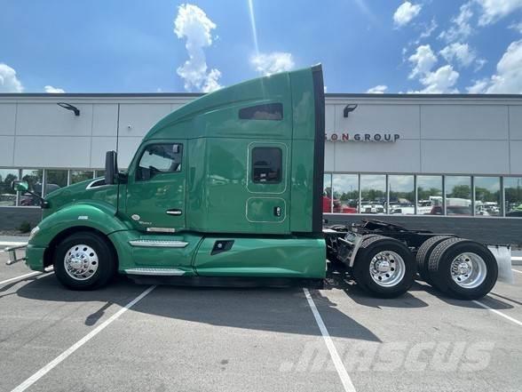 Kenworth T680 Conventional Trucks / Tractor Trucks